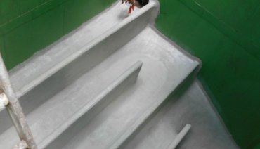 Incaline® aangebracht op stroomprofielen, met hechting op kunststof beplating.