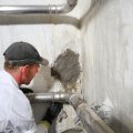 Voor het aanbrengen van de coating worden er nog reparatiewerkzaamheden verricht.